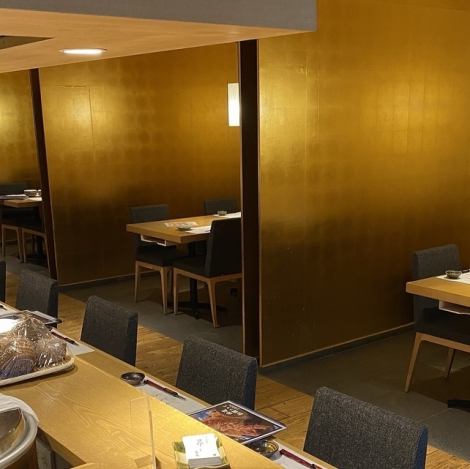 【1階カウンター】職人の技を間近で感じるカウンター席。1階には4名様までの半個室空間もあります。 ※徹底した感染症対策を実施しております。　ご安心してお食事して頂けますよう、入店時の検温・アルコール消毒にご協力ください。