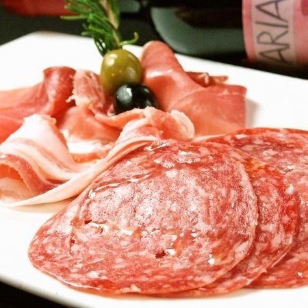 Assorted ham and salami, small size (1-2 servings)