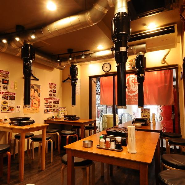【2名～6名様テーブルまで♪】2～6名様テーブルがあり、テーブルレイアウトは自由自在です♪少人数の宴会も大歓迎です！卓上にコンロがあり、ご自分で焼く焼肉スタイル♪梅田でのご宴会は、なかの食鶏で鶏焼肉を★（居酒屋/焼き肉/焼肉/もつ鍋/飲み放題/宴会/歓送迎会/送別会/貸切/焼き鳥/焼鳥/チーズ/チーズフォンデュ）