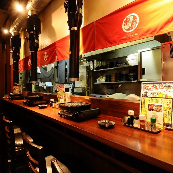 【カウンター席】1名～2名様に大人気！1人飲みやサクッとデートにいかがですか♪目の前で調理風景が楽しめる、特等席。おひとりさまもデートも気軽に使える落ち着いた空間。
