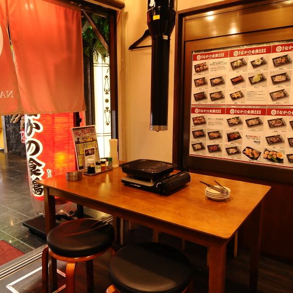 【昭和レトロな空間で、じっくり炙る肉焼き体験。】サク飲みもガッツリ宴会も◎ 気軽に楽しめる本格居酒屋！「サク飲み・デートに◎ 落ち着ける2名席」提灯が灯るレトロな雰囲気で、肩肘張らずに楽しめる。外の様子が見える窓際で、ちょっとした特別感も。