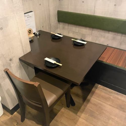 【3名掛けテーブル半個室×1】ホワイトボードの設置があるため、お子様連れやミーティングをされたい方などにピッタリです！