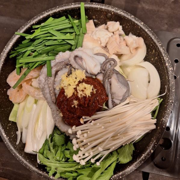 [Chiruchiru's new specialty♪] Its Korean name is Nakkopsae! Great for parties too ◎ Octopus and horumon hotpot (serves 2-3) 3,500 yen (tax included)