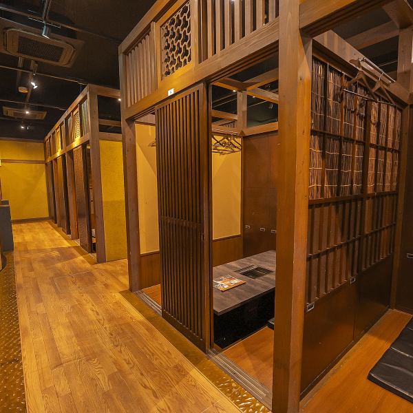 ゆったりと本格焼肉が楽しめる【焼肉ホルモンにくろう 寝屋川別邸】少人数で利用できる4名掛けや6名掛け席を中心に、大人数の宴会にも対応可能!テーブルを繋げれば最大10名様までご利用いただけるので、家族のお祝い・友人との集まり・会社の宴会など幅広いシーンにぴったり!にぎやかでありながらも居心地の良い雰囲気◎