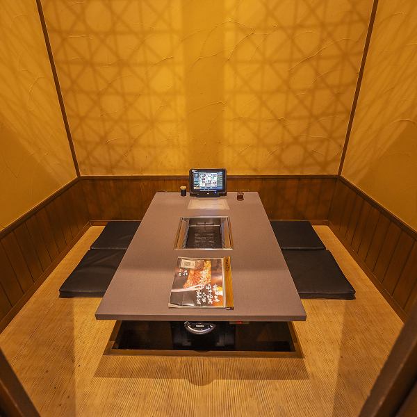 周囲を気にせず、ゆっくりと焼肉を楽しみたい方におすすめなのが【掘りごたつ個室】。4名様用の個室が4室、さらに最大12名様まで利用できる個室もご用意しています。少人数でのプライベートなお食事から、接待や大切なお集まりにも最適◎ 足を伸ばしてくつろげるので小さなお子様連れでも安心してご利用いただけます。