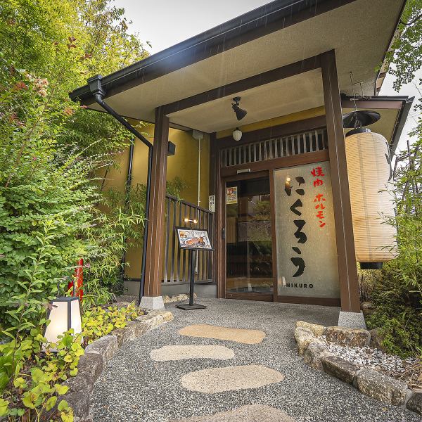 当店は【大人数×個室】が叶う焼肉店です。座り心地が良く長時間のお食事でも快適に過ごせるのが魅力。飲み放題付きコースもご用意しておりますので是非各種ご宴会にご利用ください!