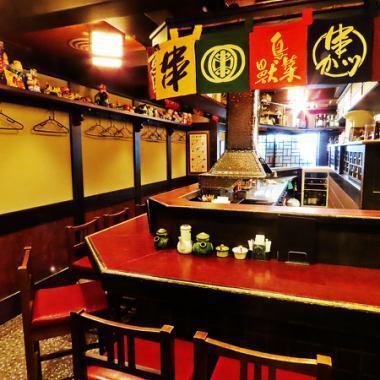 串の坊ならではの臨場感あふれるカウンター席で、揚げたての串カツを職人技とともにご堪能ください。ご家族との食事や大切な会食はもちろん、大事なデートや記念日にもふさわしい老舗の和空間です。