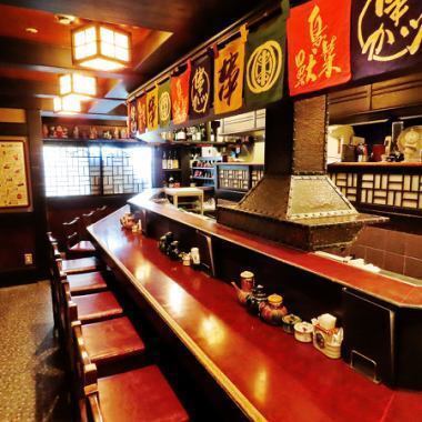 民藝調の趣ある空間で、ごゆるりとお寛ぎください。四季折々の食材を贅沢に使った揚げたての高級串カツを囲みながら、お仲間との食事、大事な接待にも最適な人気のお席です。