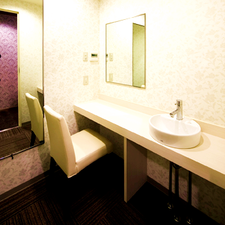 We have a convenient waiting room and dressing room for the bride and groom ☆ (4 rooms in total) This room can also be used widely as a changing room and resting room for guests.