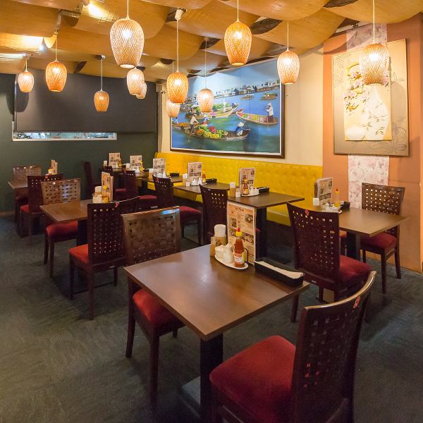 お店に一歩入ると、まるでベトナム!異国情緒あふれる装飾や色彩に包まれ、神戸三宮駅から近くアクセスも便利★外観はシンプルながら、店内は本場を感じさせるディテールが満載です◎スタッフによる丁寧な接客と、現地の空気を再現した温もりあるインテリアが特徴で、リラックスした時間を過ごせます♪