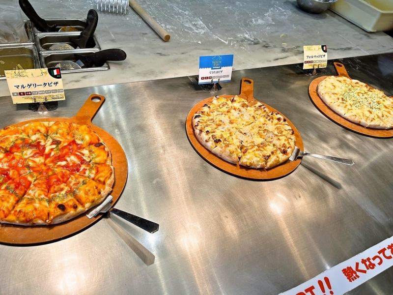 オープンキッチンではお客様の目の前で出来立て、アツアツ料理を豪快に仕上げます！くつろぎ空間でブッフェをお楽しみください♪