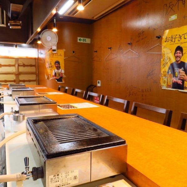 全席カウンターで、仲間と肩を並べて楽しむスタイル。15名までの貸切もOKだから、会社帰りの打ち上げや気心知れた仲間との宴会にぴったりです。目の前で焼ける厚切り肉をつつきながら盛り上がれば、自然と距離も縮まるはず。気取らずガッツリ楽しめる雰囲気が魅力！