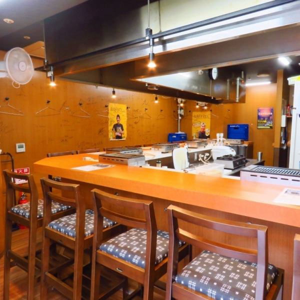 店内はカウンター席のみお店。ご家族やデートでも、ご友人とのお食事にも最適です。お一人様も大歓迎ですので、お気軽にお越しください。