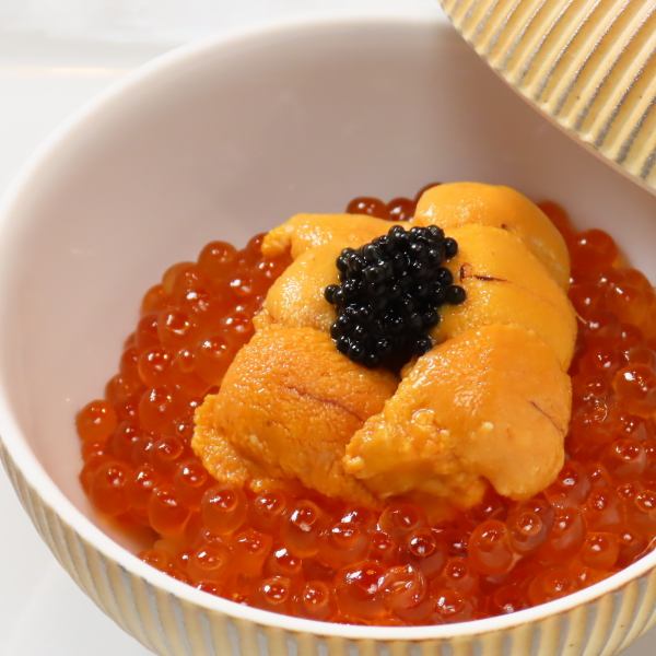 [The height of luxury!] Small seafood bowl with sea urchin, salmon roe and caviar