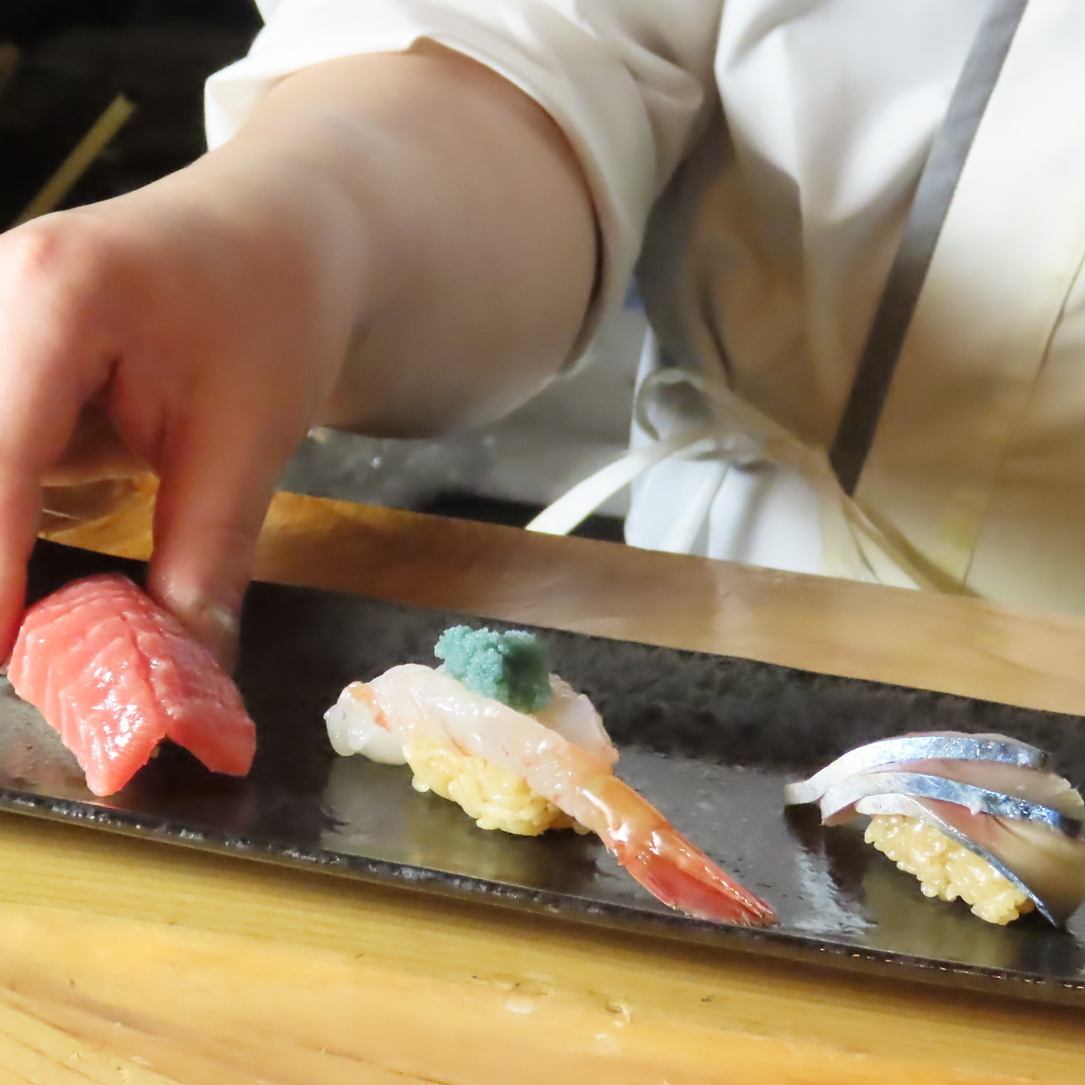 Enjoy fresh sushi and sashimi carefully selected by the chef at the market.