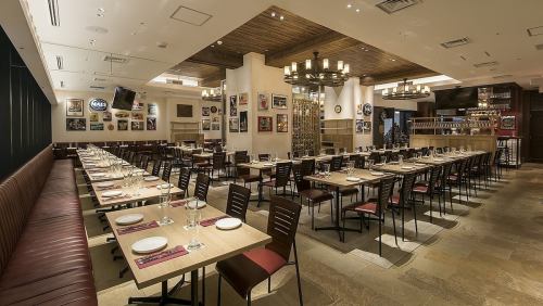 Corner lot on the 3rd floor of Dai Nagoya Building. You can see the night view from the window.