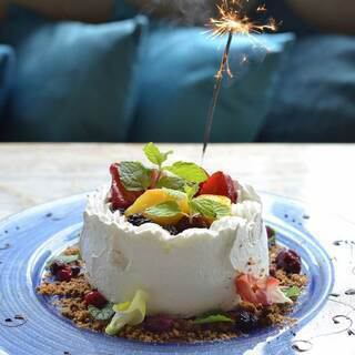 홀 케이크 첨부 애니버서리 플랜 전채 7종 모듬이나 독일 소시지 등 전 11품+음료 무제한 첨부