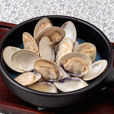 Clams steamed in white beer