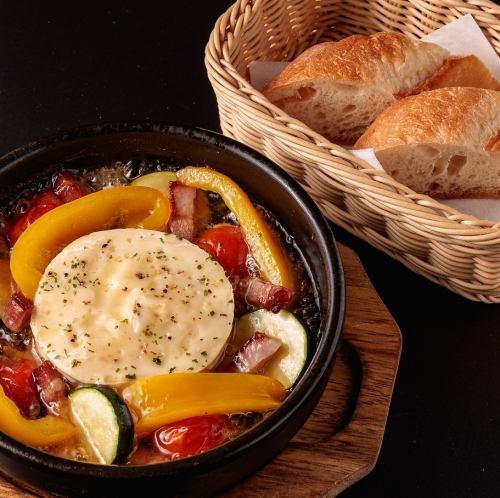 Seasonal vegetable and Camembert ajillo ~served with baguette~
