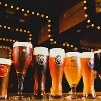 【WBM年終派對套餐】10道菜，6個餐盤，包含人氣香腸！ 3種生啤酒暢飲+40種其他飲品。 11月16日起供應。