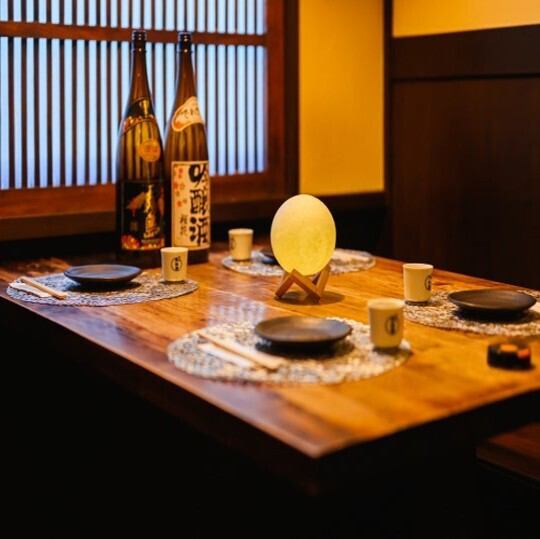 本厚木にあるオシャレな居酒屋で、2名でも使いやすいお席をご用意！落ち着いた雰囲気の中、ゆったりくつろげるプライベート空間で美味しい料理とお酒を楽しめます。デートや記念日にぴったりの特別なひとときを。本厚木でちょっと大人な時間を過ごしたい方はぜひ！◆本厚木×個室居酒屋◆