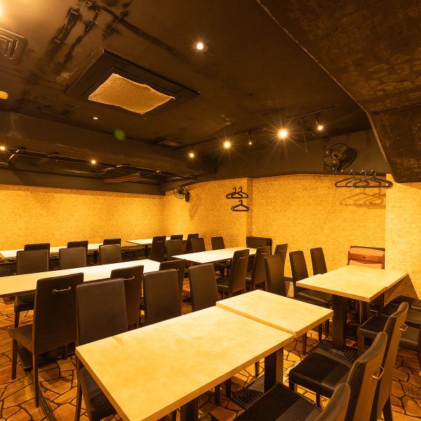【フロア貸切15名様程度～(曜日時間帯によるため気軽にご相談下さい)～最大80名様まで可能◎】柱や仕切りなど邪魔なものがなく横並びで座れる宴会向きの席レイアウト。仲間内や会社の宴会におすすめです！【梅田/茶屋町/中津/大阪/焼鳥/焼き鳥/鶏/飲み放題/居酒屋/鍋/もつ鍋/貸切/焼酎/忘年会/3時間】