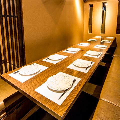 We also have many private rooms for small groups of 2 to 4 people! The private space with a calm atmosphere is recommended for business receptions, dinners, drinking parties with friends, and girls' night out! Please enjoy our specialty seafood dishes and creative Japanese cuisine at our all-private izakaya! Reservations are also accepted on the day!