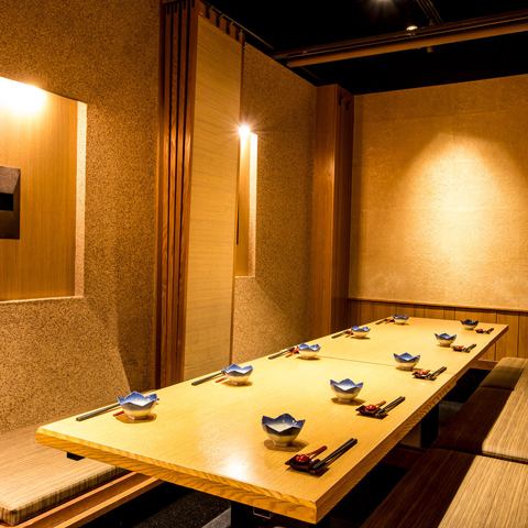 シンプルで洗練された和モダンな個室空間！明るめの木材と優しい照明が清潔感たっぷり！広々とした掘りごたつ席で足元も楽ちんです♪長時間でもくつろげます！人数が多くてもゆったりと座れる配置で、会社宴会・歓送迎会にもピッタリ♪色合いにもセンスが光り、上品さと居心地の良さを兼ね備えた個室です！貸切宴会もOK♪