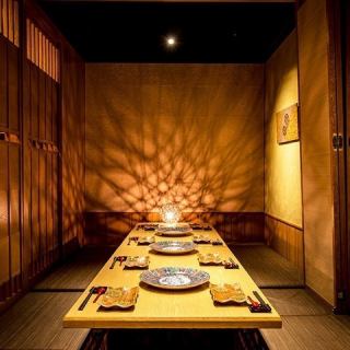 上品な和の雰囲気が漂う掘りごたつ個室！間接照明が壁に美しい影を映し出し、特別感もたっぷり♪細部にまでこだわりが感じられ、料理が映えるセッティングも◎！掘りごたつ席で足を伸ばしてゆったりとくつろげます！落ち着いた空間でゆったり宴会・飲み会をお楽しみください！大事な接待や会食にもピッタリな個室空間です！