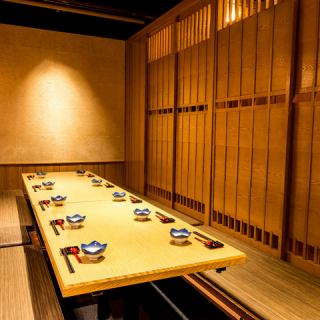 木の温もり溢れる落ち着いた空間は大人数でもゆったり過ごせる掘りごたつ個室！和の趣きを感じる格子戸がプライベート感を演出してくれて、周囲を気にせず宴会・飲み会が楽しめます！明るすぎず暗すぎない照明も居心地抜群で、ついつい長居したくなる癒しの和モダン個室空間です！宴会にお得な飲み放題付コース3500円～♪