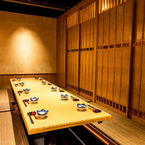 木の温もり溢れる落ち着いた空間は大人数でもゆったり過ごせる掘りごたつ個室！和の趣きを感じる格子戸がプライベート感を演出してくれて、周囲を気にせず宴会・飲み会が楽しめます！明るすぎず暗すぎない照明も居心地抜群で、ついつい長居したくなる癒しの和モダン個室空間です！宴会にお得な飲み放題付コース3500円～♪