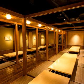広々とした掘りごたつの空間は大人数の宴会にもピッタリの造り！木目を活かした落ち着いた和の雰囲気が心地よく、明るすぎない照明でゆったりとお過ごしいただけます！仕切りを外せば大人数の宴会でもまとまって座れますので、ご人数やシーンに合わせて柔軟に対応できます！浜松町での歓送迎会・会社宴会にぜひどうぞ！