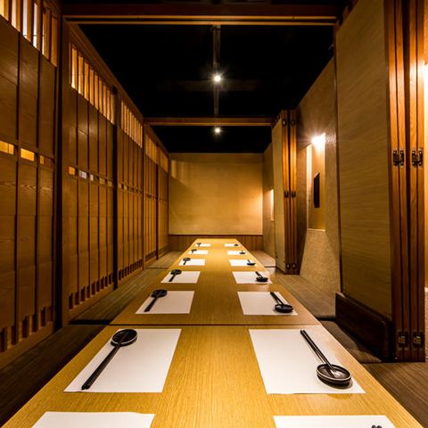木の温もりに包まれた和モダンな個室空間！大人数でも一体感のある宴会が楽しめる長テーブル席！扉と壁で仕切られた完全個室でプライベート感もしっかり確保！掘りごたつ席だから足元もラクラクでゆったりと宴会が楽しめます！落ち着いた照明も心地よく、歓送迎会や会社の宴会にもピッタリ◎♪大人数もお任せください！