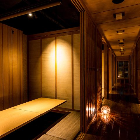 温かみのある照明が優しく照らす廊下と個室空間！まるで隠れ家のような落ち着きを感じます！木の格子や畳風の座席が和の雰囲気を演出していて、ゆっくりとくつろげる掘りごたつ席です！周りの視線を気にせず、仲間との宴会・飲み会を存分に楽しめる空間になってます！特別な夜にピッタリの居心地の良さを感じさせます！