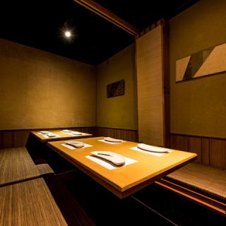 落ち着いた照明と温かみのある壁色が心安らぐ、まさに大人の個室空間！堀ごたつ席で足を伸ばしてゆったりくつろげます！仕切りもしっかりあって、周りを気にせず仲間とのひとときを楽しめます！和モダンな内装が料理やお酒との相性も抜群で、宴会・飲み会・女子会にもピッタリの居心地の良さです！席のみ予約もOK◎♪