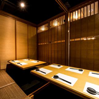 木の温もりを感じる落ち着いた個室空間！仕切りと壁でしっかりと区切られた完全個室なので、周りの目を気にせずゆったりと過ごせます！掘りごたつ席で足元も楽ちん！おしゃべりもお酒も、居心地の良さが抜群！接待・友人との飲み会、どんなシーンにもピッタリの万能な個室です！お席に関するお問い合わせもお気軽に！