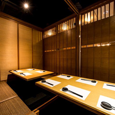 木の温もりを感じる落ち着いた個室空間！仕切りと壁でしっかりと区切られた完全個室なので、周りの目を気にせずゆったりと過ごせます！掘りごたつ席で足元も楽ちん！おしゃべりもお酒も、居心地の良さが抜群！接待・友人との飲み会、どんなシーンにもピッタリの万能な個室です！お席に関するお問い合わせもお気軽に！
