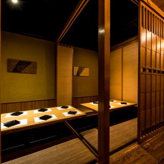和の趣きたっぷりの掘りごたつ個室！木の温もりと間接照明が心地よく、まったりとくつろげる個室空間です！扉付きの完全個室なので、周りを気にせず会話も弾む！落ち着いた雰囲気で、女子会・合コン・少人数の飲み会にもピッタリ◎♪浜松町駅徒歩1分なので、集合・解散もスムーズ♪のんびりと宴会をお楽しみください！