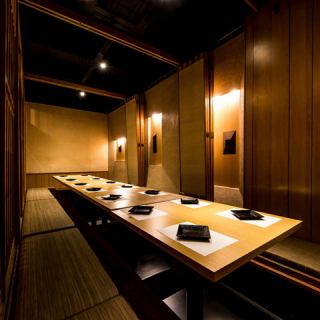 温かみのある木目と落ち着いた照明で、大人数でも安心してくつろげる空間が広がります！掘りごたつ席なので、長時間でも足元がラクラク♪仲間とゆっくり語らうのにピッタリな雰囲気です！扉付きの完全個室のため、プライベートな飲み会や会社の宴会にも重宝されるこだわりの空間です！お得な飲み放題付コース3500円～♪
