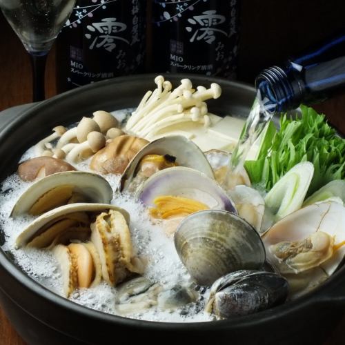 Sake steaming pot with shellfish