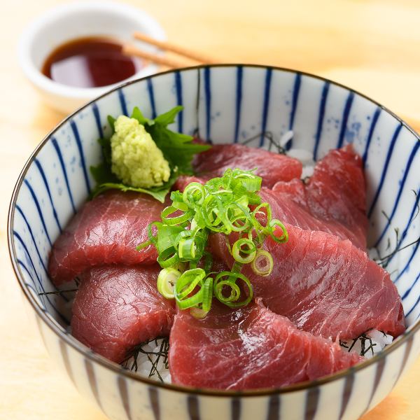 [The irresistible taste of domestically produced bluefin tuna♪] Takabo's specialty! Tuna rice bowl 638 JPY (incl. tax)