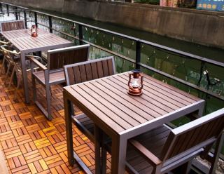 The Kanda River is right in front of you. You can enjoy your meal on the open terrace while looking out at the cityscape of Kanda and Akihabara, where the Sobu Line crosses.It's the perfect place for a date or a drinking party with friends.