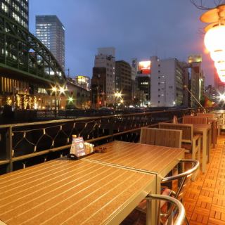 目の前には神田川◆解放感あるテラス席で総武線の架かる神田・秋葉原の街並みを眺めながらゆったりと食事ができます。デートや友人同士の飲み会にぴったりなお席です。