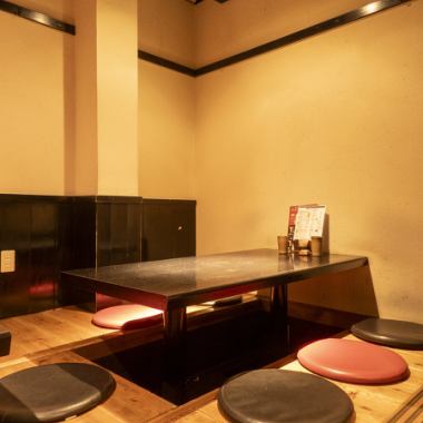 【6～8名様OK】掘りごたつ席は8名様でご利用頂けるお席もご用意しております。窮屈に感じない程のゆったりとしたスペースを確保しております。テーブルを結合することで、隣同士会話を一緒に楽しむことができます。ご家族でのお食事や接待、忘新年会、会社帰りのちょっとした飲み会など…さまざまなシーンにぴったりです♪