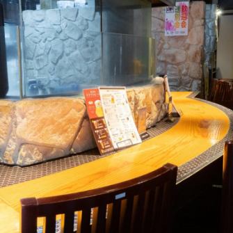 【カウンター】カウンターはお一人様大歓迎です♪お仕事帰りに一人ゆっくりと杯を傾ける至福のひと時をお過ごしください。単品飲み放題は1.5H1500円、2Hは1800円でご用意しております。