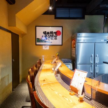 [吧台座位最多可容納 12 人] 吧台座位可讓您親眼看到食物的烹飪過程，烤串的香味瀰漫在空氣中。吧台適合一人用餐，而弧形桌則可供兩到三人輕鬆交談。這裡也適合下班後小酌一杯，或獨自用餐。