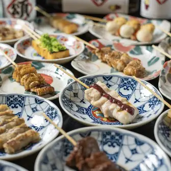 我们提供精选时令蔬菜串，采用新鲜食材精心制作而成。尽情享受新鲜炸制的蔬菜串带来的酥脆口感吧！