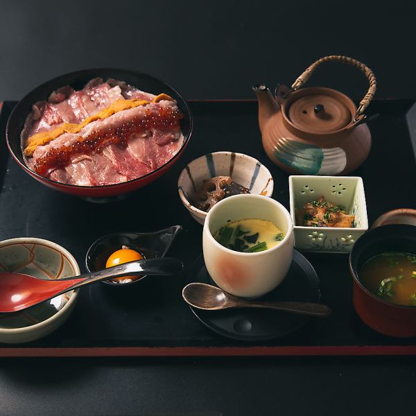 [Meat-covered seafood heavy meal] A luxurious dish! Enjoy Miyazaki beef, sea urchin, salmon roe, and meat-covered seafood heavy meals!