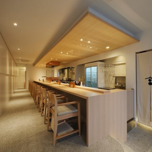 大通りの一本裏通りにある壱の宮。白を基調として落ち着いた雰囲気のお店となっております。ゆっくりとお料理を楽しんでいただける大人な空間です