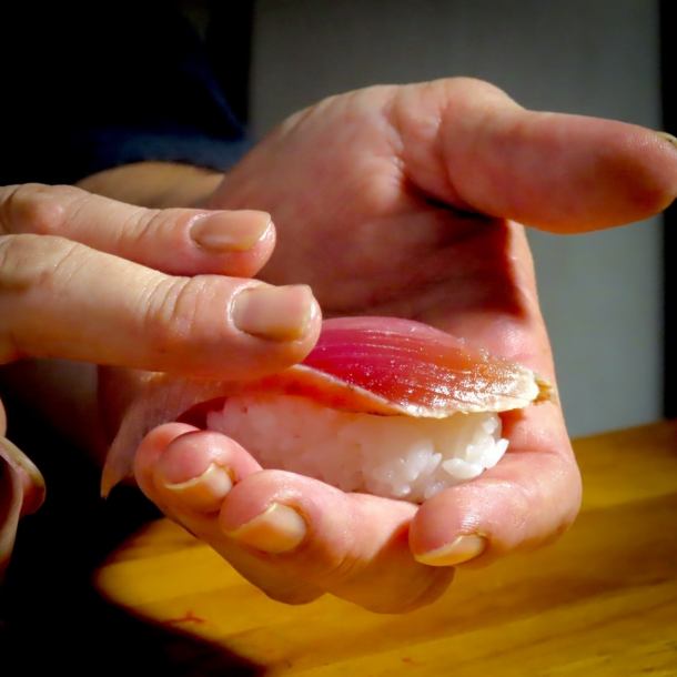 【臨場感溢れるカウンター席】旬の食材を使った料理を目の前で楽しむことができます。料理長と直接お話ししながら、素材の選び方や調理法など会話も弾みます。目の前で繰り広げられる美しい盛り付けや、香り立つ料理の数々が、五感を刺激し、心に残るひとときを演出します。